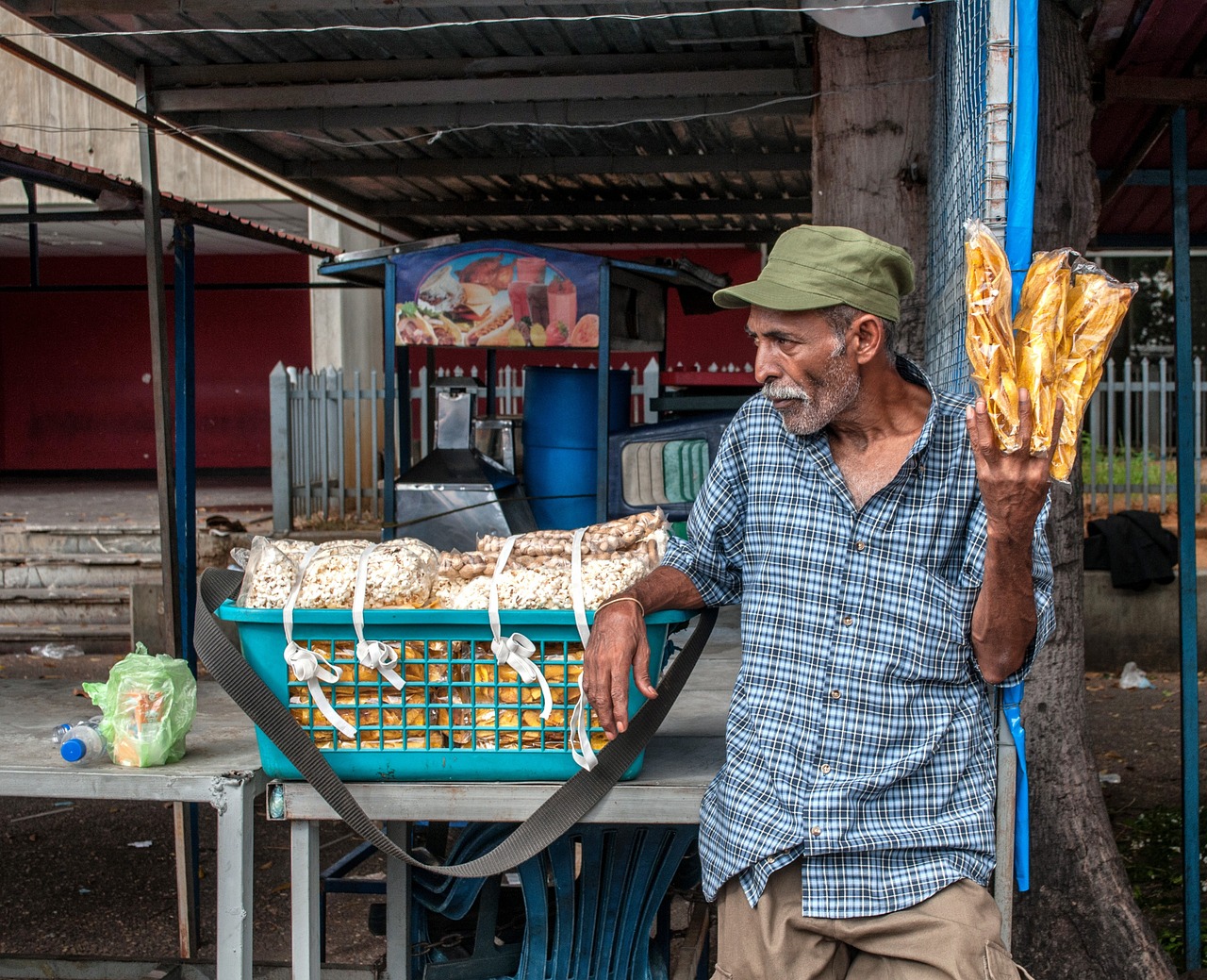 Trabajador venezolano ofreciendo alimentos